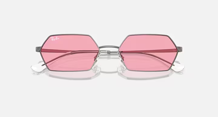 عینک آفتابی ری‌بن مدل یِوی (YEVI) RB3728 004/84 با فریم نوک‌مدادی و لنز صورتی بیس‌بیولوژیک