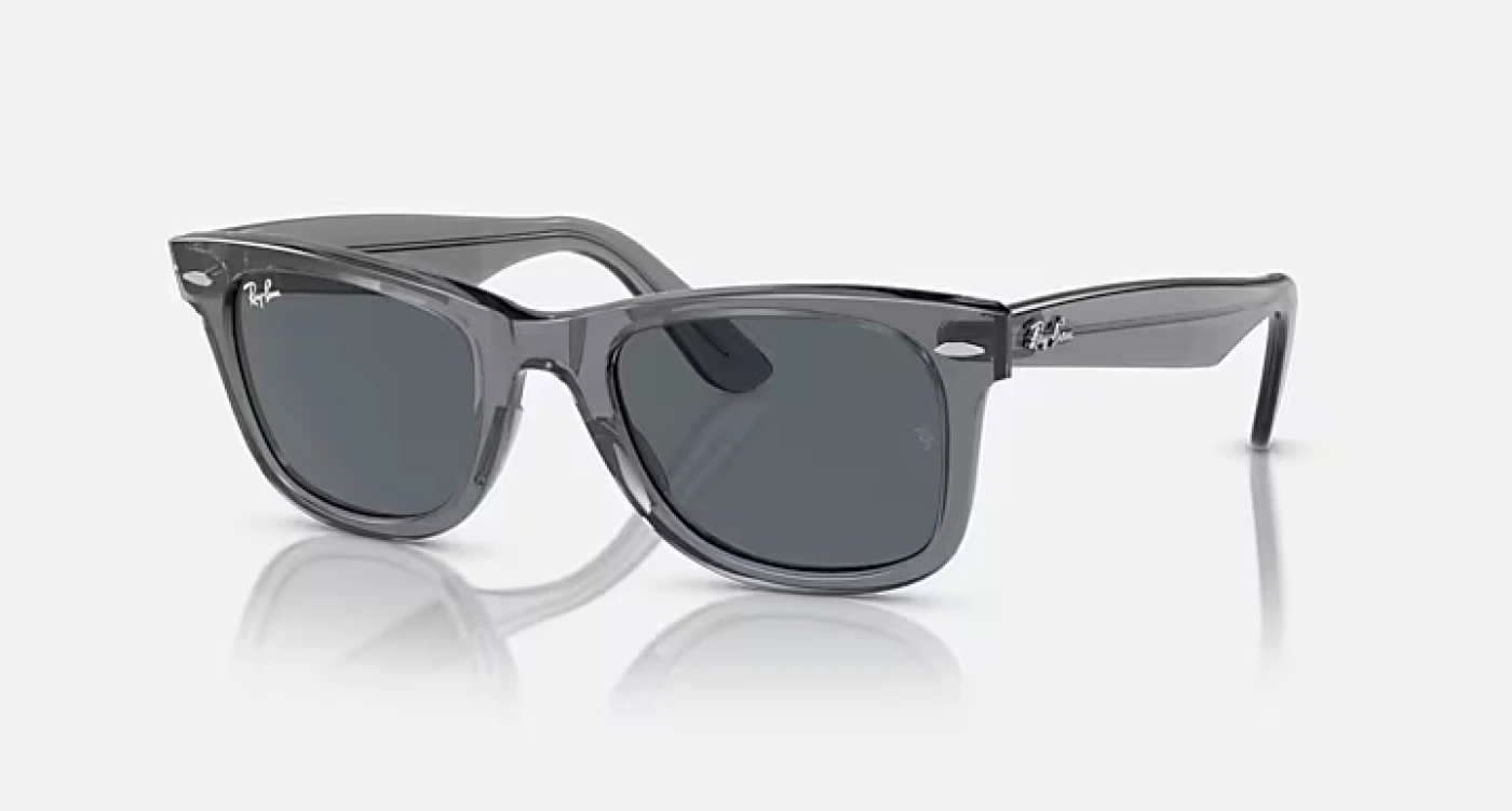 عینک آفتابی اورجینال ری‌بن ویفرر کلاسیک نسخه محدود (Wayfarer Classic Limited Edition) RB2140 6773/R5 فریم اسیتات خاکستری شفاف و عدسی آبی تیره | ✓ شیب پانتوسکوپیک